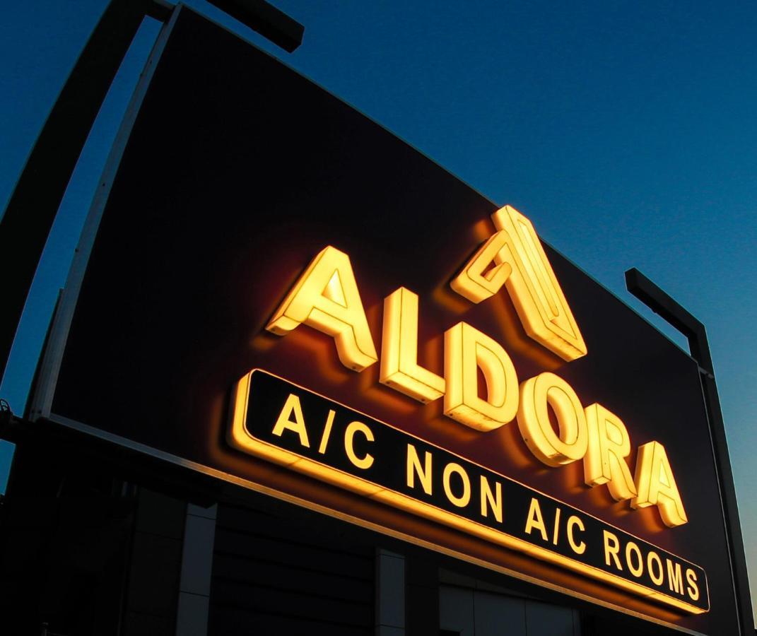 מלון נדומבסרי Aldora Airport Residency מראה חיצוני תמונה